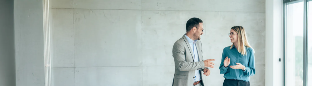 Jurastudierende: Unsere Angebote / MLP financify / Juraabsolventen unterhalten sich und laufen durch Büroräume.