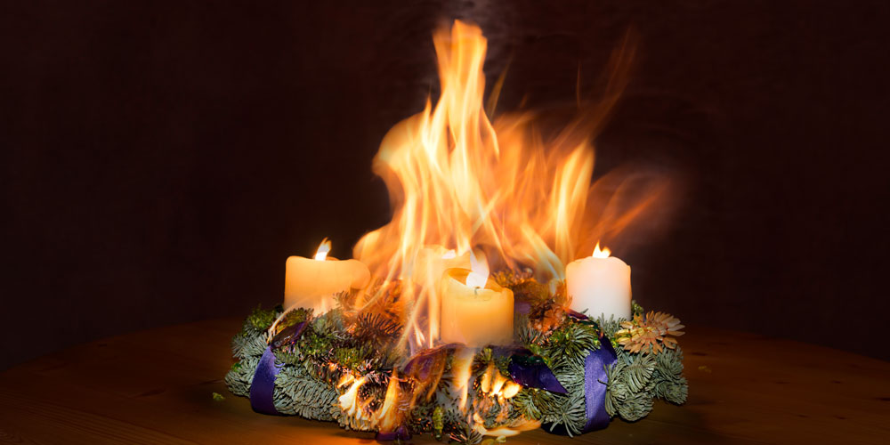 Versicherungsfälle in der Weihnachtszeit / MLP Financify / Adventskranz brennt