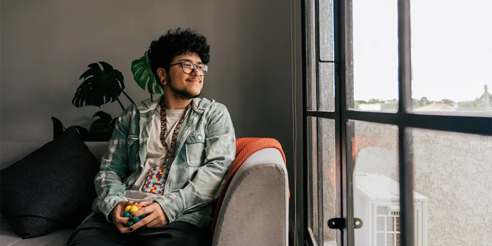 Autismus im Studium / MLP Financify / Student mit Autismus entspannt sich mit Fidget-Toy im Studienalltag.