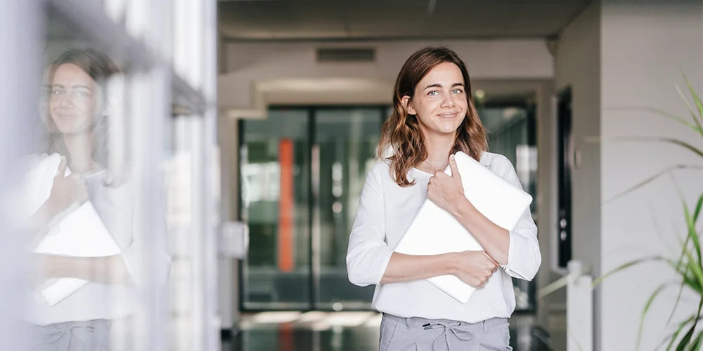Jobs nach dem BWL-Studium / MLP Financify / Studentin mt Laptop