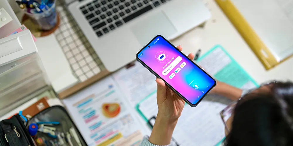 ChatGPT für die Hausarbeit / MLP Financify / Student nutzt KI auf Smartphone für Hausarbeit