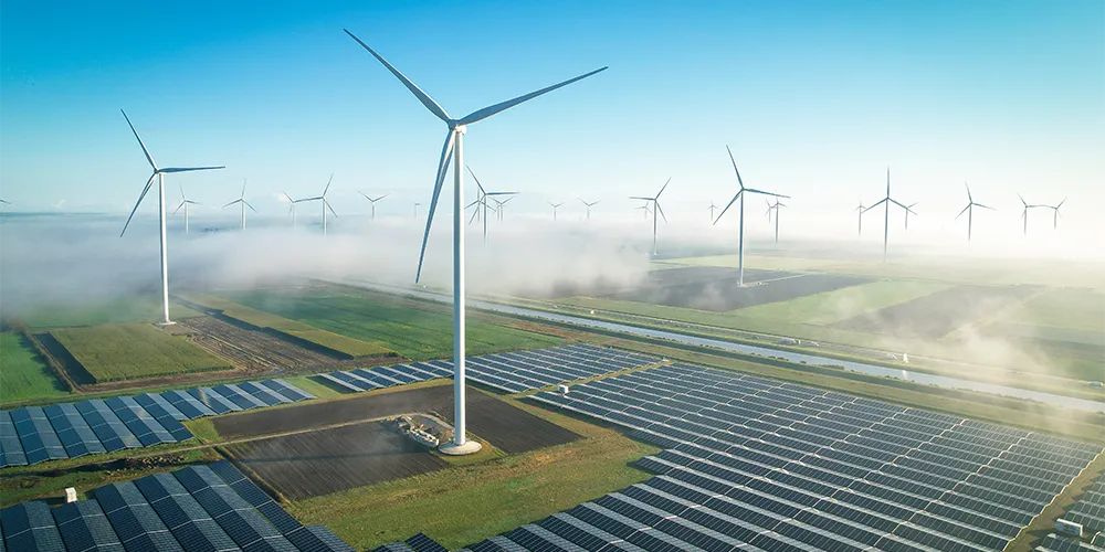 Unterschied Klimafreundlich Klimaneutral Nachhaltig / MLP Financify / Klimafreundliche Energiegewinnung durch Windräder und Solaranlagen.