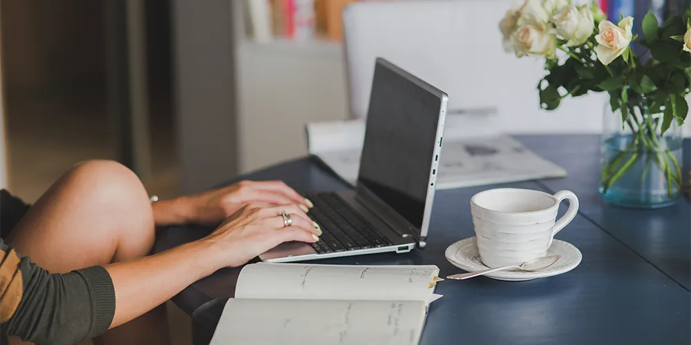 Digitale Heimarbeit: Nebenher schnelles Geld verdienen / MLP Financify / Studentin sitzt zuhause an Laptop und arbeitet als Clickworkerin