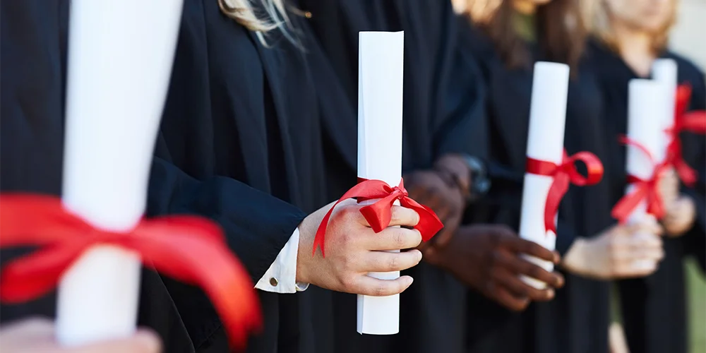 Zwischen Doktor, PhD und DBA: Welche Doktortitel gibt es in Deutschland? / MLP Financify / Erfolgreiche Absolventen der Promotion mit Honoraren 