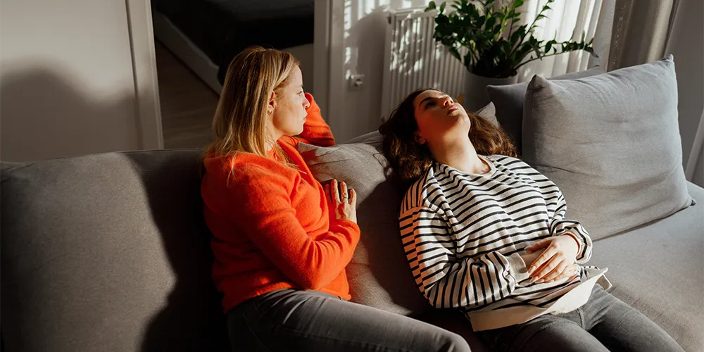 Umgang mit Druck von zuhause: Was tun, wenn die Familie viel erwartet? / MLP Financify / Zwei Studentinnen leiden unter Druck