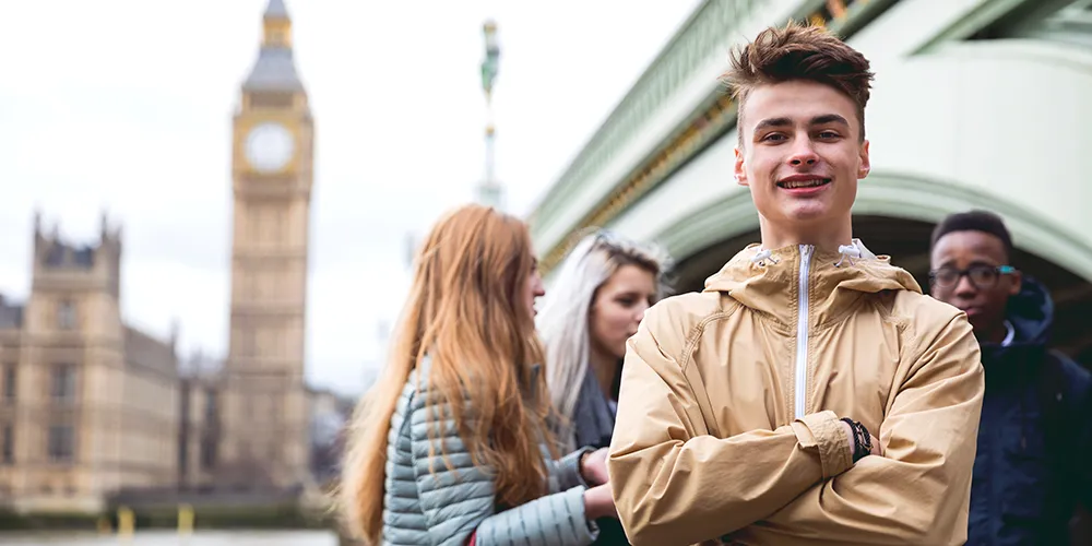 Ein junger Student steht in London vor dem Big Ben