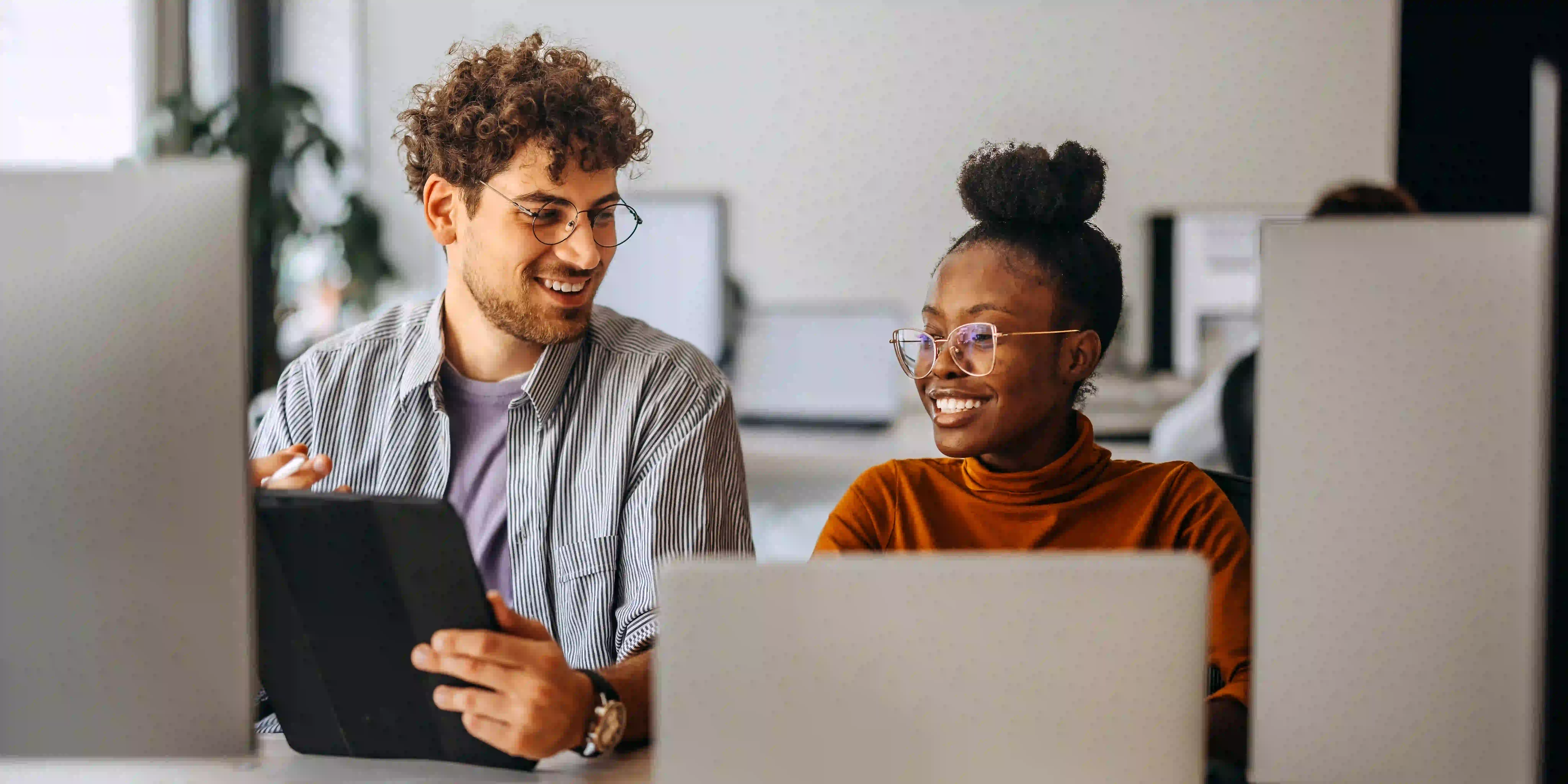 Schulabschluss - und was dann? Mit dem „Nullten Semester“ in Studiengänge reinschnuppern! / MLP Financify / Zwei Studierende sitzen fröglich vor ihren Laptops in der Uni