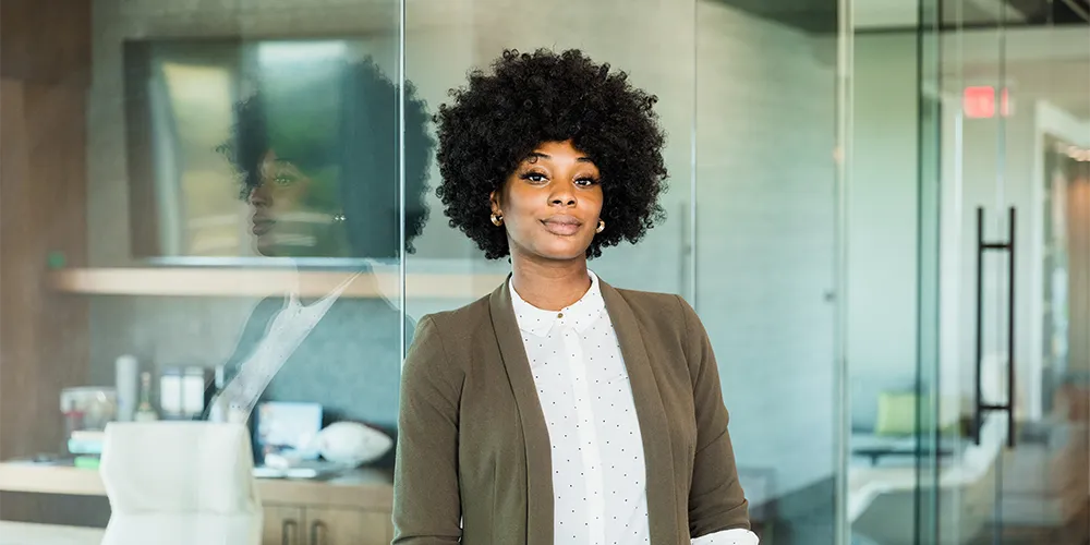 Jura-Referendariat / MLP Financify / Selbstbewusste Referendarin im modernen Büro