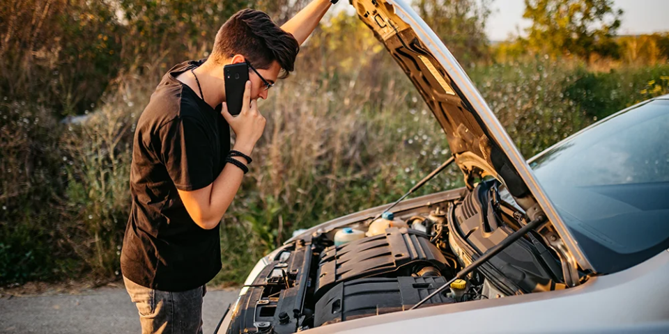 Kfz-Versicherung bis zum 30. November wechselbar / MLP Financify / Student telefoniert nach einer Autopanne mit seiner Kfz-Versicherung