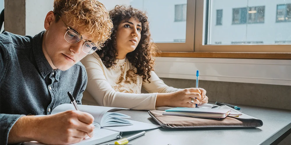 Tipps fürs Studium: So kannst du Lernstrategien effektiv nutzen / MLP financify / Studierende lernen zusammen