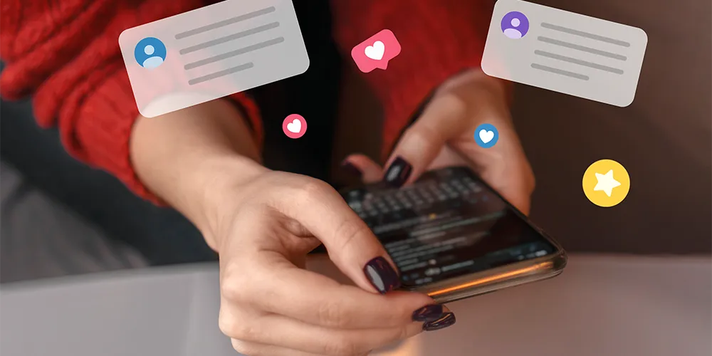 LinkedIn im Studium / MLP Financify / Studentin benutzt LinkedIn auf dem Handy.