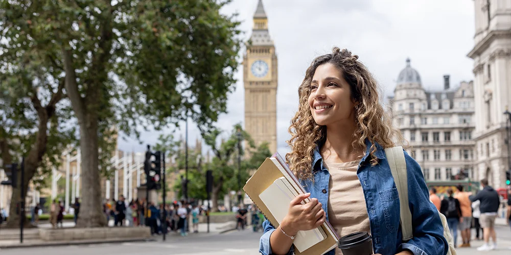 Master im Ausland: Nutzen & Finanzierung; MLP Financify; Studentin in London
