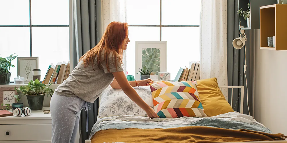 Junge Frau macht ihr Bett | Morgenroutine
