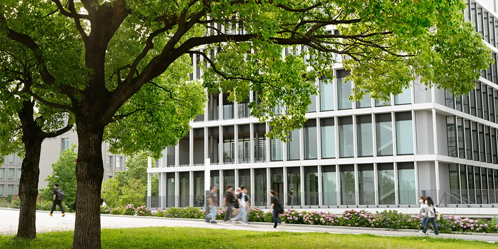 Modernes Gebäude im Grünen / MLP financify