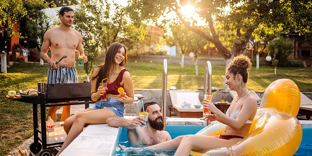 Pool-Boom in Deutschland: Genehmigung, Kosten, Sicherheit / MLP Financify / Studierende feiern eine Poolparty in ihrem selbstgebauten Pool
