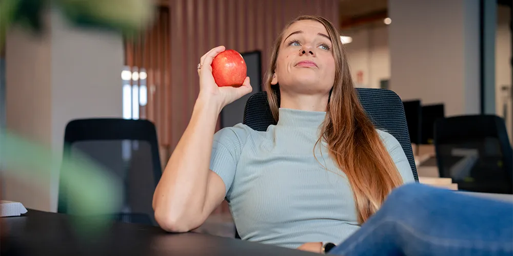 Stopp die Prokrastination: Wie es dir gelingt, weniger aufzuschieben / MLP Financify / Studentin schiebt Aufgabe auf
