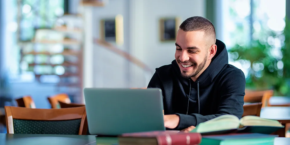 Was du über das Promotionsstipendium wissen solltest / MLP Financify / Student am Laptop