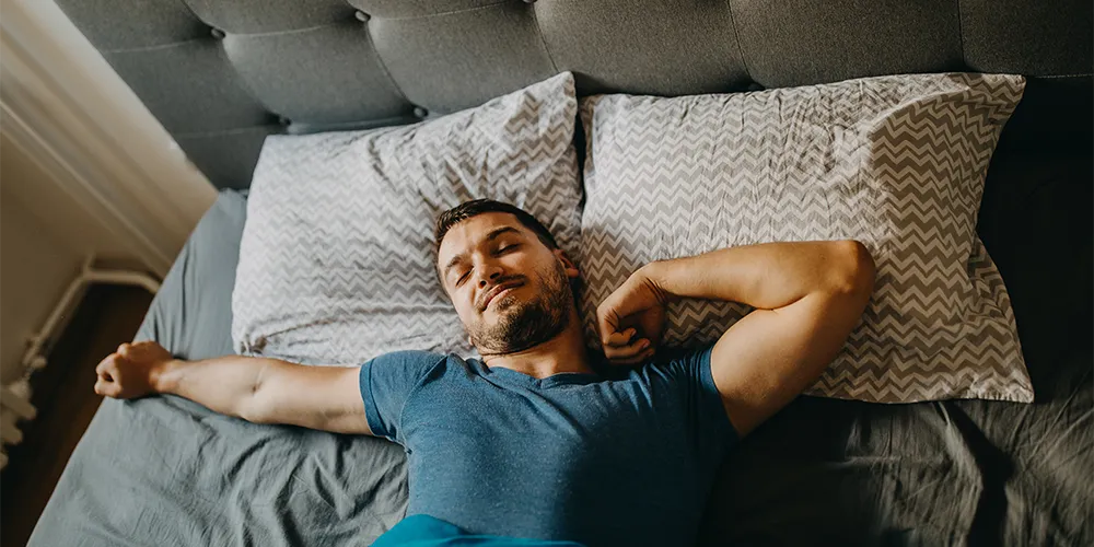 Schluss mit Schlafmangel: Tipps für eine gesunde Nachtruhe / MLP Financify Student liegt im Bett