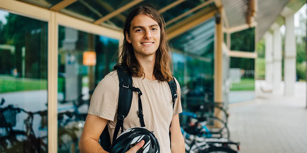 Fahrradtouren Deutschland / MLP Financify / Student mit Fahrradhelm – bereit für eine Fahrradtour in den Semesterferien.