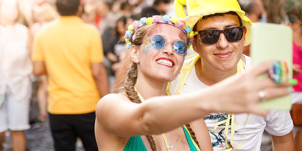 Die närrische Zeit geht los – bist du schon richtig abgesichert? / MLP Financify / Verkleidete Studierende machen ein Selfie auf einer Karnevalsparty
