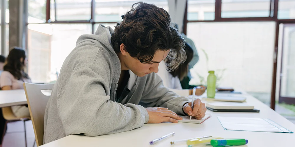 MLP Financify / Schneller lernen mit Speed Reading – Funktioniert das wirklich? / Student liest ein Buch