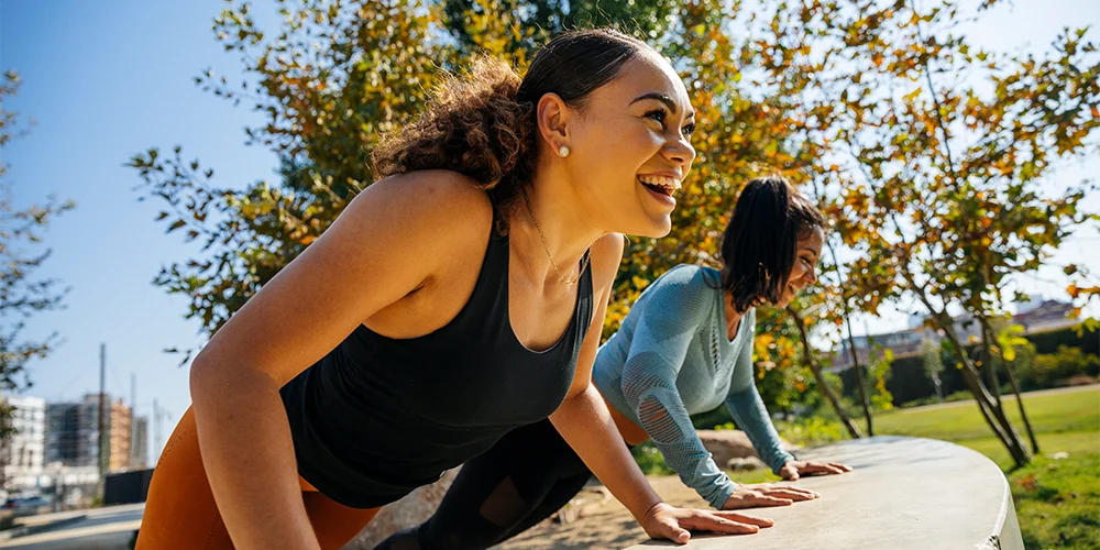 Sport gegen Stress im Studium: Mit diesen Tipps gelingt der Einstieg / MLP Financify / Zwei Studentinnen machen Sport