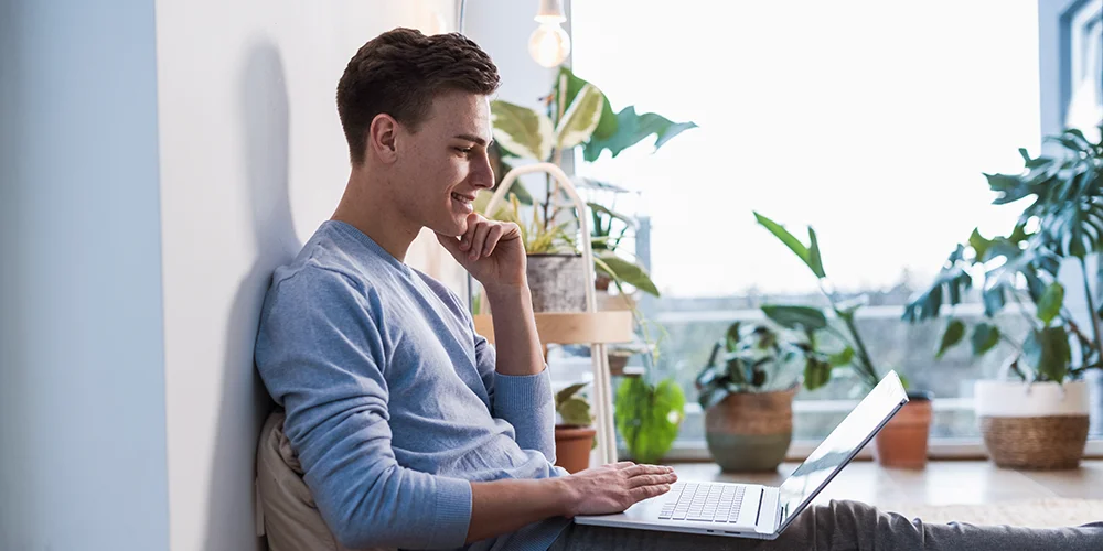 Wie komme ich an ein Stipendium im Studium? / MLP Financify / Student am Laptop