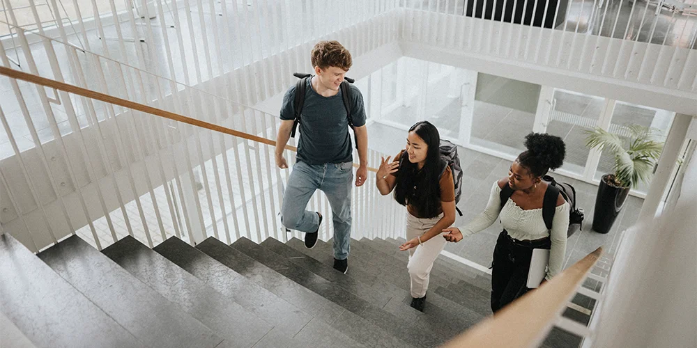 Die besten Universitäten in Deutschland: Welche Uni hat für meinen Studiengang den besten Ruf? / MLP Financify / Studierende auf dem Flur in der Uni