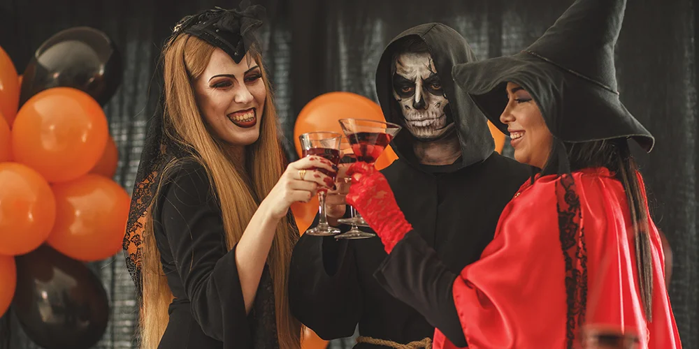 Süßes, Saures oder doch Sachbeschädigung? Fünf Versicherungsfälle an Halloween / MLP Financify / Gruppe verkleideter Studierender stößt mit Getränken auf Halloween-Party an