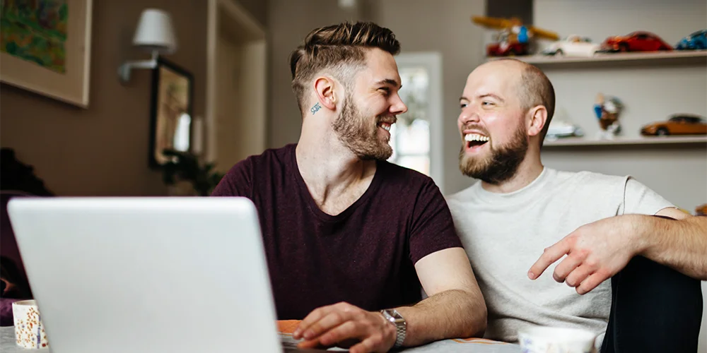 MLP Financify / Neue Wohnung? So klappt die Bewerbung als Student! / Zwei Männer sitzen hinter einem Laptop