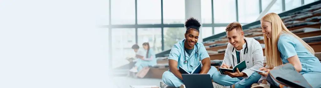 Medical Excellence das Stipendienprogramm für Medizinstudierende von MLP. Medizinstudierende sitzen gemeinsam im Hörsaal und lernen gemeinsam. / MLP financify