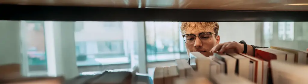 Promotion in der Medizin / MLP Financify / Medizinstudent in der Bibliothek am recherchieren 