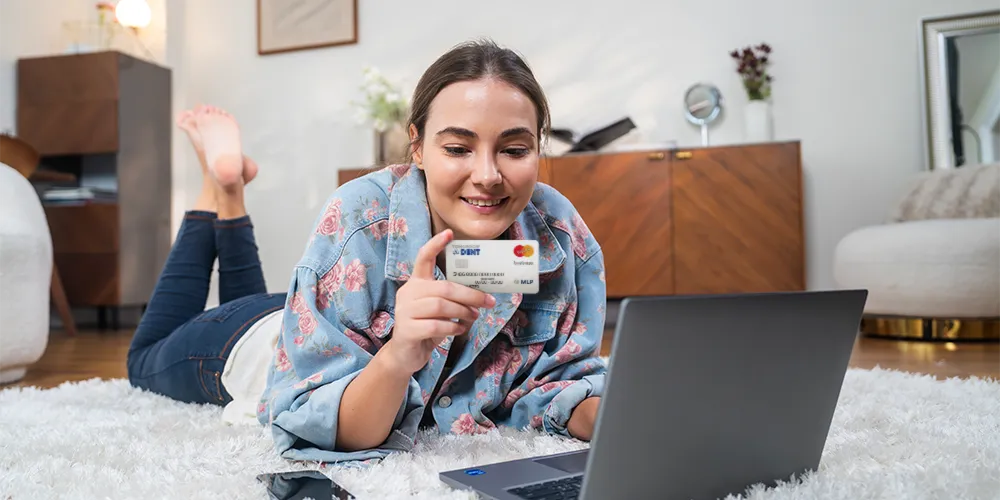 Zahnmedizinstudierende bezahlt sicher online mit ihrer TomorrowDent-Kreditkarte.