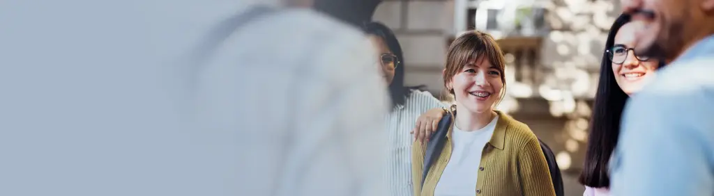 Stipendienprogramme bei MLP. Stipendiatin schaut fröhlich in die Gruppe.