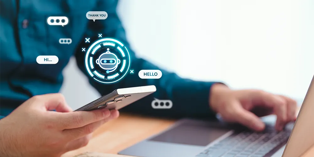 Person chattet mit KI-Assistent per Smartphone