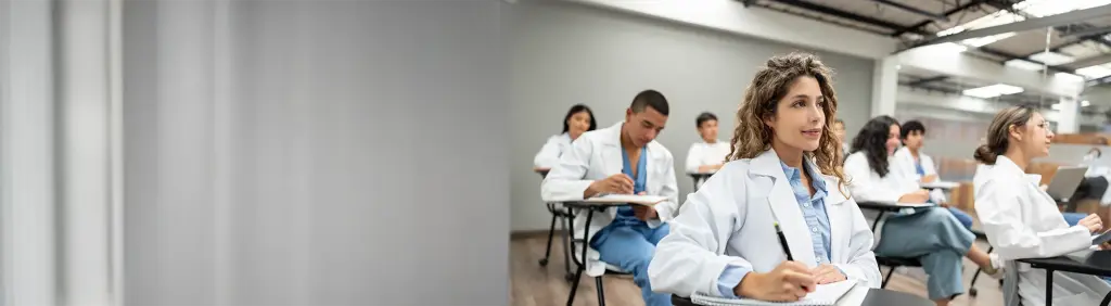 Medizinstudentin im Seminarraum