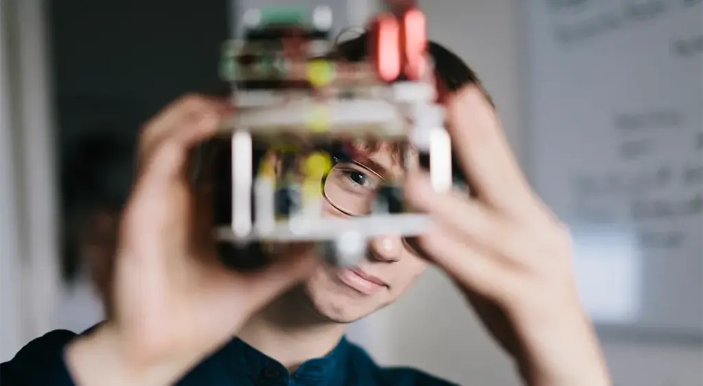 MINT Studentin, die nachdenkt